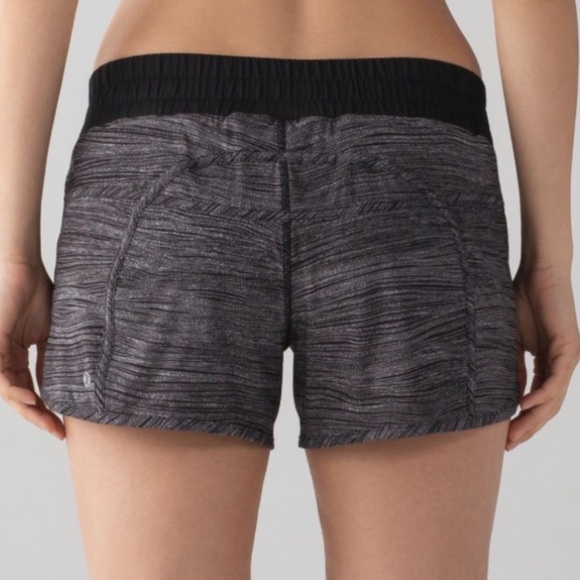 Lululemon Tracker Short IV 4way Strech 4’ Bit Point Ice Grey Black Size 10 - Picture 2 of 5